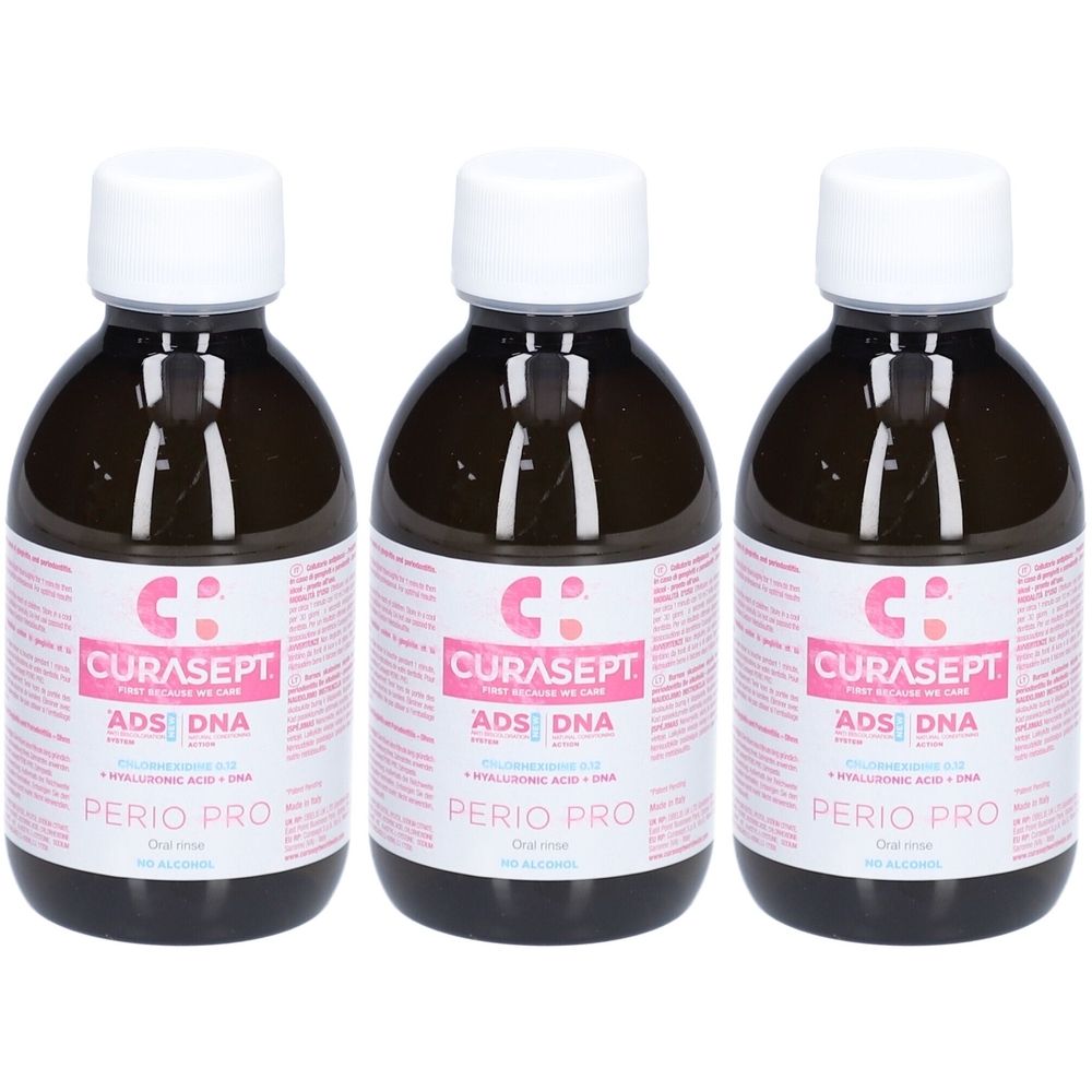 Drei Flaschen mit weißem Deckel. Auf dem Etikett steht CURASEPT ADS DNA PERIO PRO. Rosa und weiße Schrift.