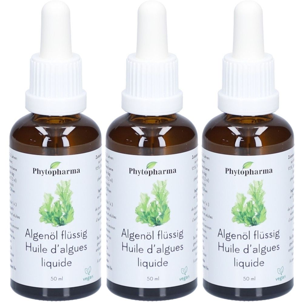 Trois flacons d'huile d'algues liquide. Flacons en verre brun avec bouchons et étiquettes blancs. Inscription : Phytopharma, Algenöl flüssig, Huile d'algues liquide.