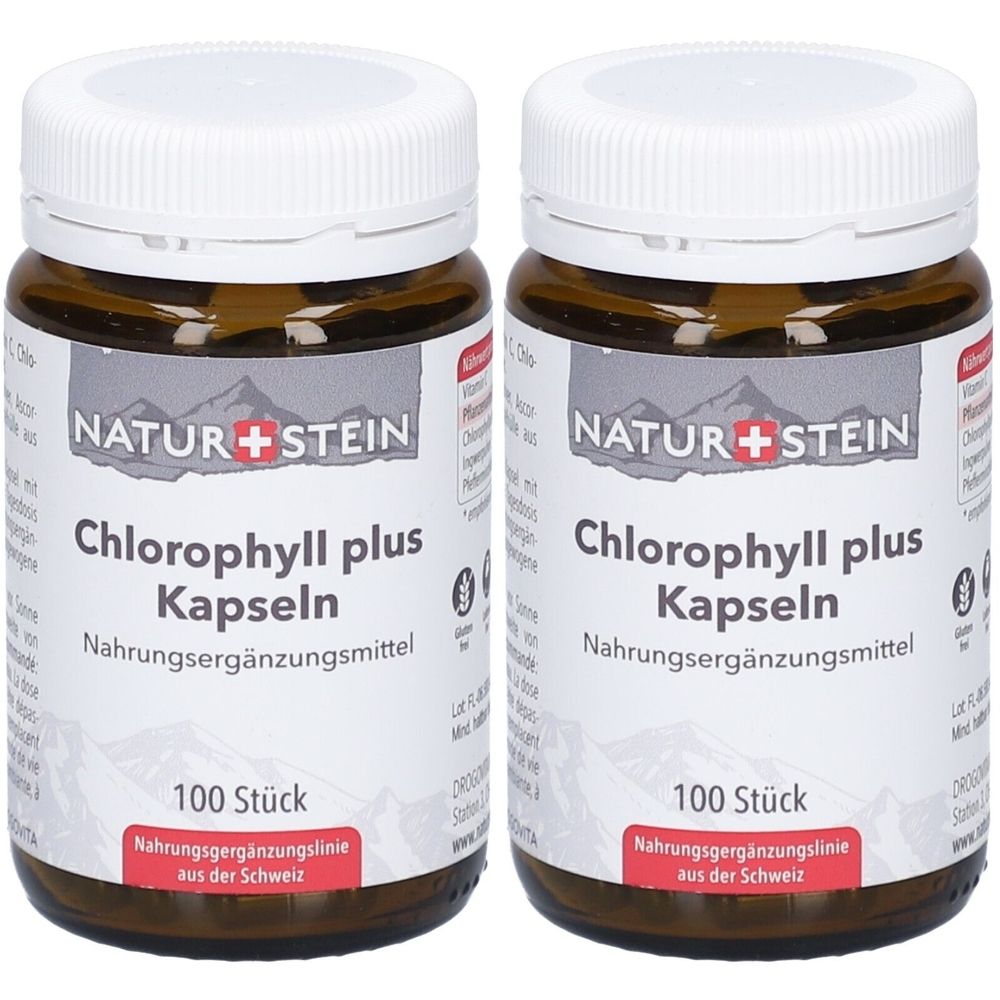 Zwei braune Glasflaschen mit weißen Deckeln. Auf den Etiketten steht "NATUR+STEIN Chlorophyll plus Kapseln".