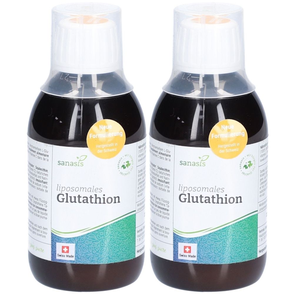 Zwei Flaschen Sanasis liposomalem Glutathion. Braune Flüssigkeit in Glasflaschen mit weißem Deckel. Aufkleber mit Text und Schweizer Kreuz.