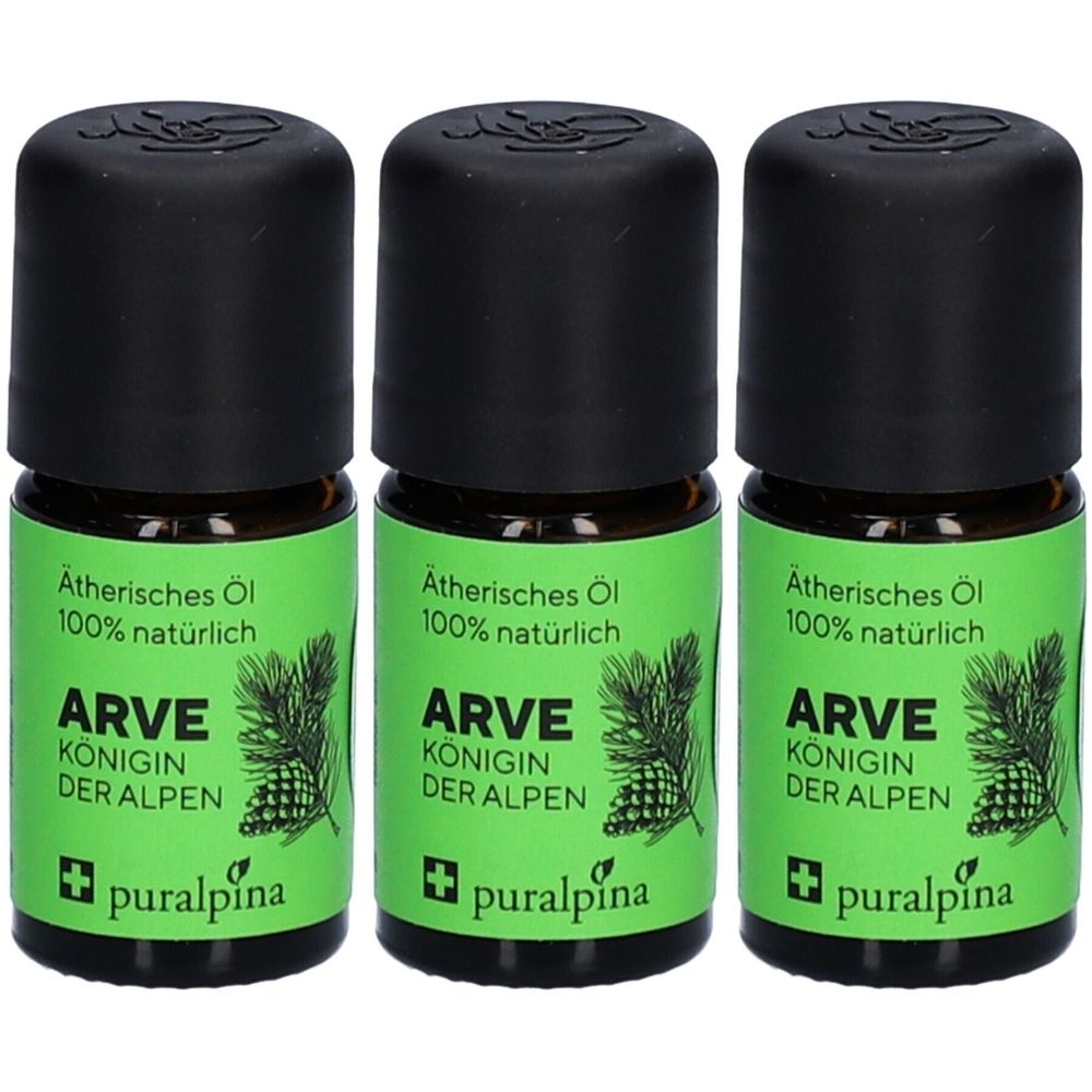 Trois petites bouteilles en verre brun avec bouchons noirs. Étiquettes vertes avec texte allemand : "Ätherisches Öl", "ARVE", "puralpina".
