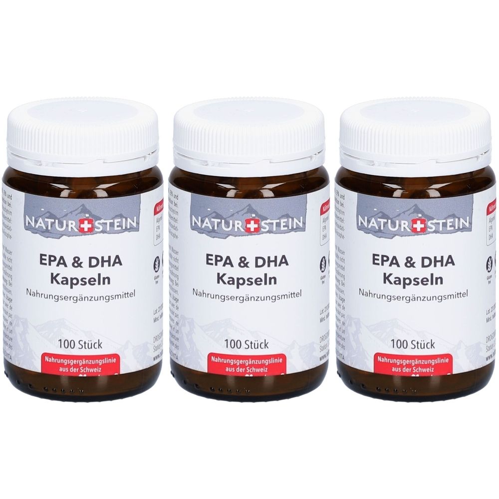 Drei braune Flaschen mit weißen Deckeln. Auf den Etiketten steht "NATUR+STEIN EPA & DHA Kapseln". Auf jeder Flasche steht "100 Stück".