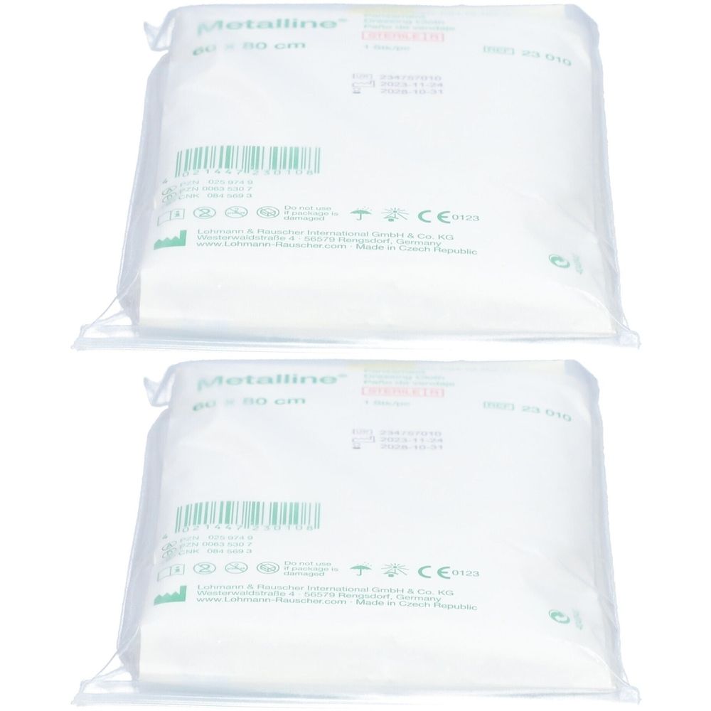 Deux compresses stériles emballées. Inscription: Metalline, 60 x 80 cm, marquage CE. Code-barres et autres informations.