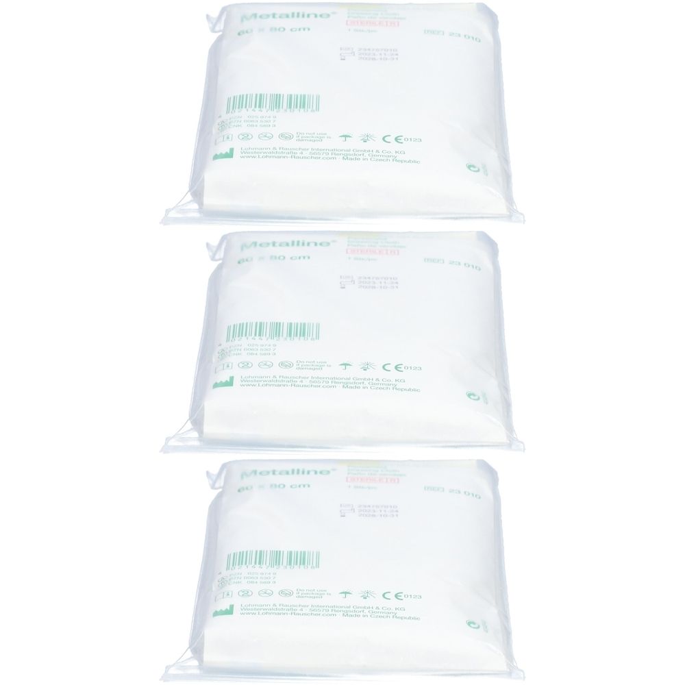 Trois compresses stériles emballées individuellement. Informations produit et code-barres imprimés. Marquage CE.