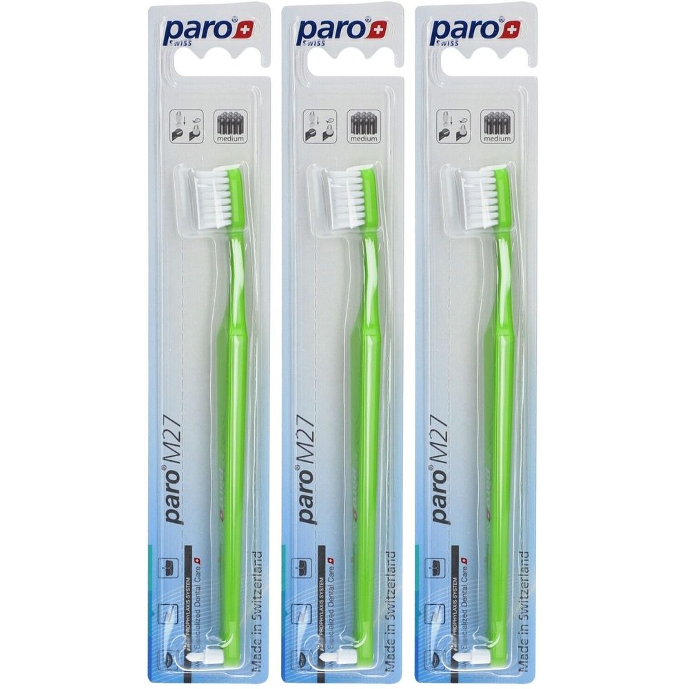 Trois brosses à dents emballées. Manches verts, soies blanches. Marque : paro. Modèle M27. Fabriqué en Suisse.