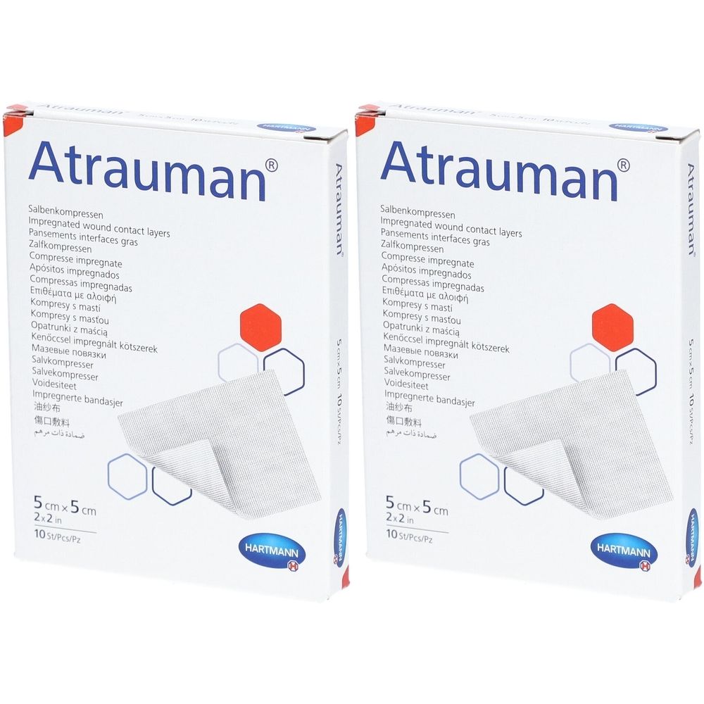 Zwei Packungen Atrauman. Aufdruck: 5 x 5 cm, 10 Stück. Marke Hartmann. Weiße Verpackung mit Produktname und Produktbeschreibung.
