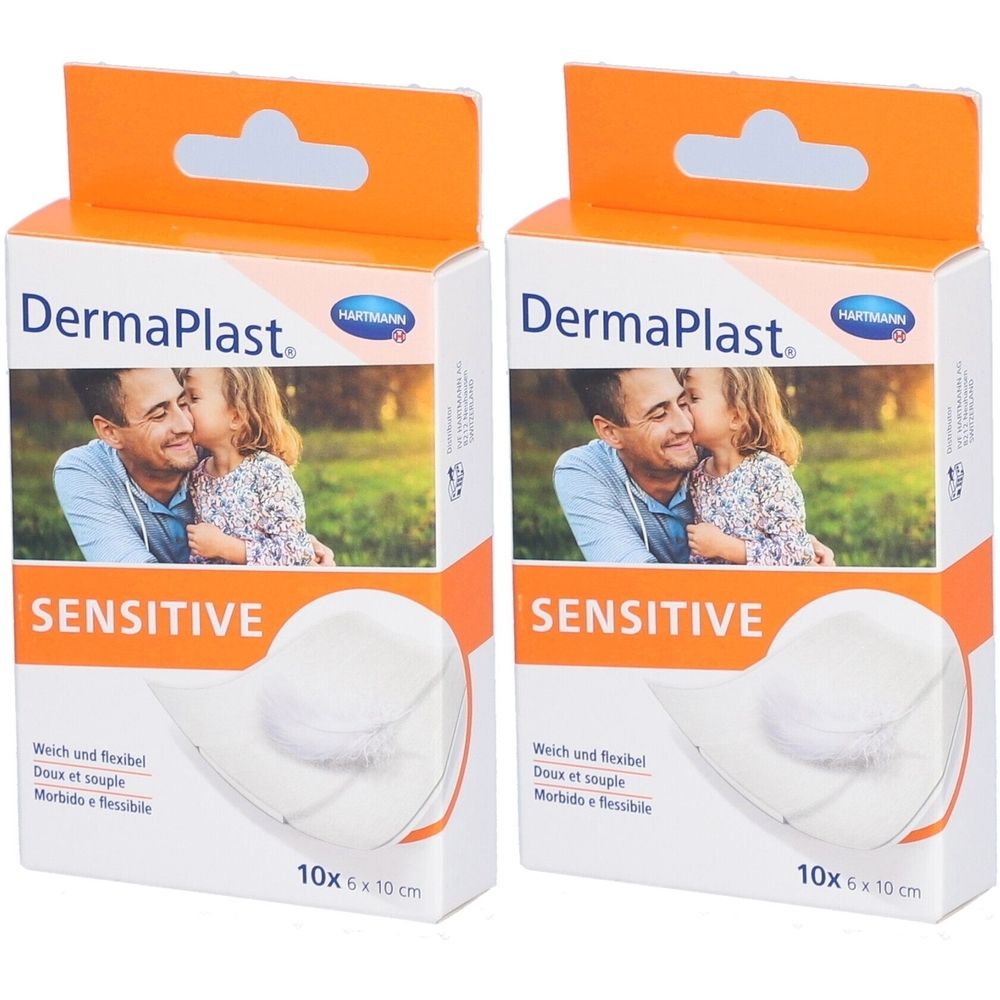 Zwei Kartons mit DermaPlast Sensitive Pflastern. Aufschrift: 10x 6 x 10 cm. Verpackung mit Bild eines Vaters und Kind.