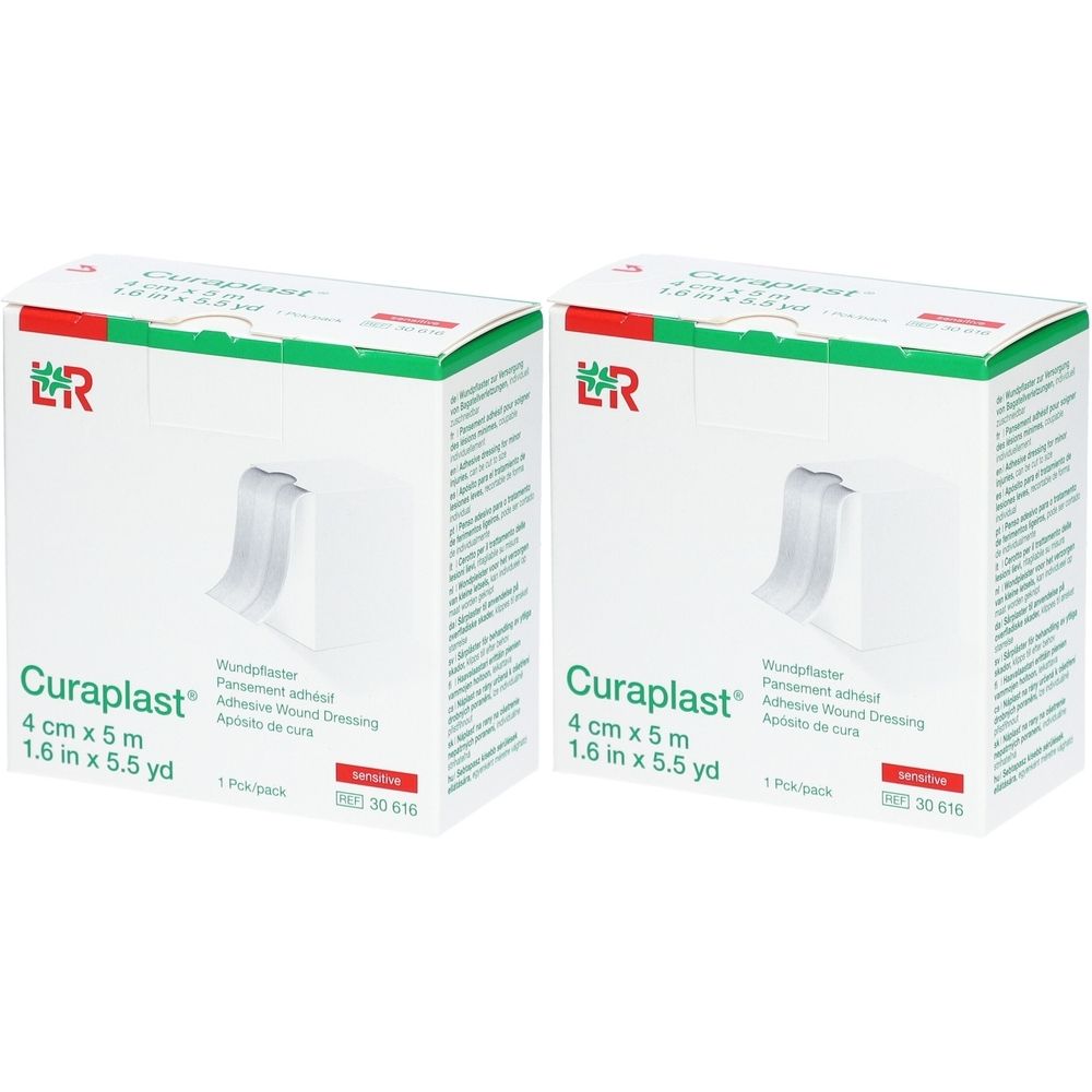 Zwei Kartons Curaplast Wundschnellverband. Größe 4 cm x 5 m. Verpackung mit grünem und weißem Design. Aufschrift: sensitiv.
