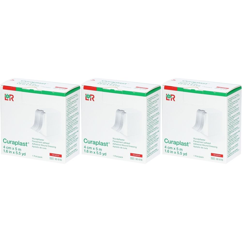Drei Verpackungen Wundschnellverband. Weiße Boxen mit grünem Deckel und rotem Logo. Aufdruck: Curaplast 4 cm x 5 m.