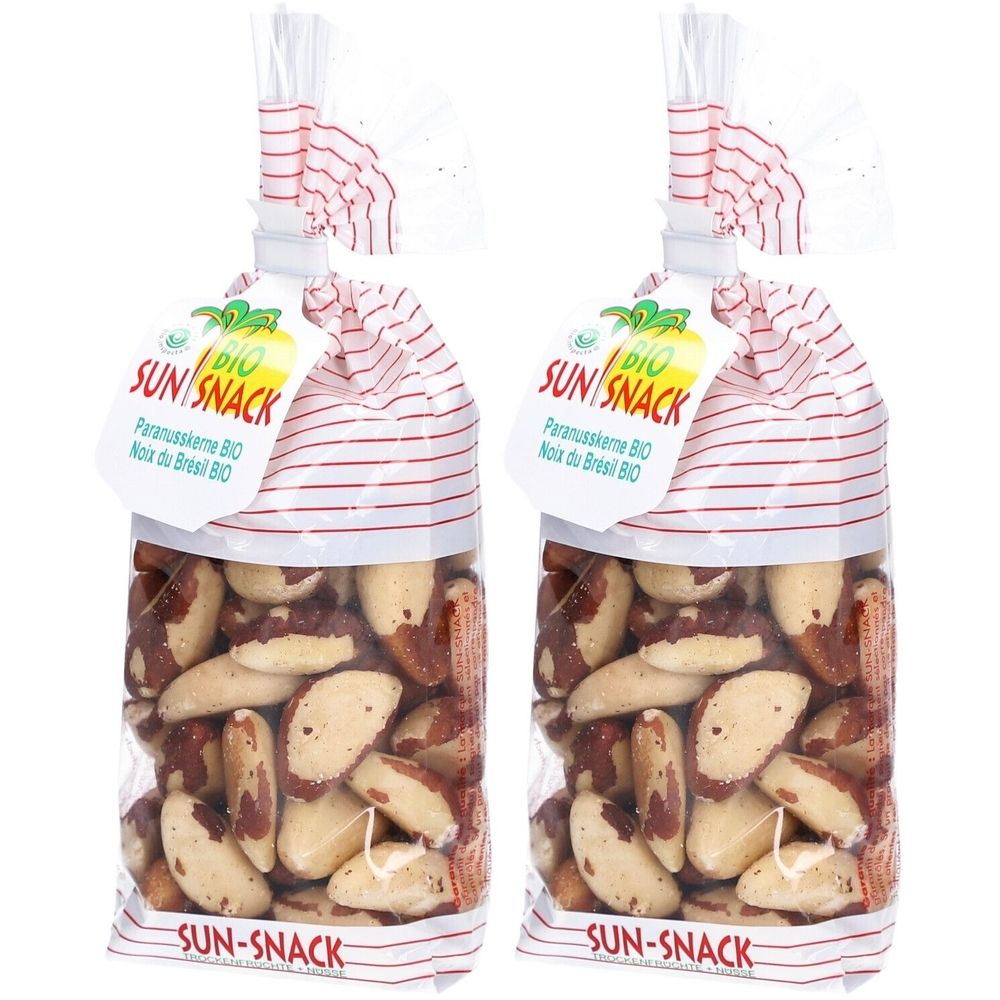 Zwei transparente Beutel mit Paranusskernen. Auf jedem Beutel ein Etikett mit dem Logo SUN SNACK BIO. Rote Streifen auf den Beuteln.