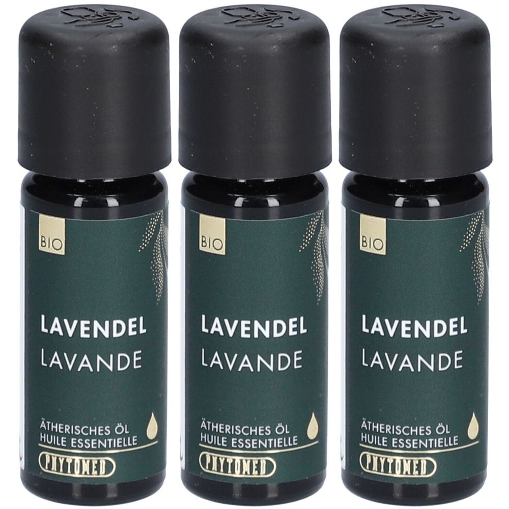 Trois flacons d'huile de lavande avec bouchons noirs. Inscription: LAVENDEL, LAVANDE, Huile essentielle, label BIO, marque PHYTOMED.