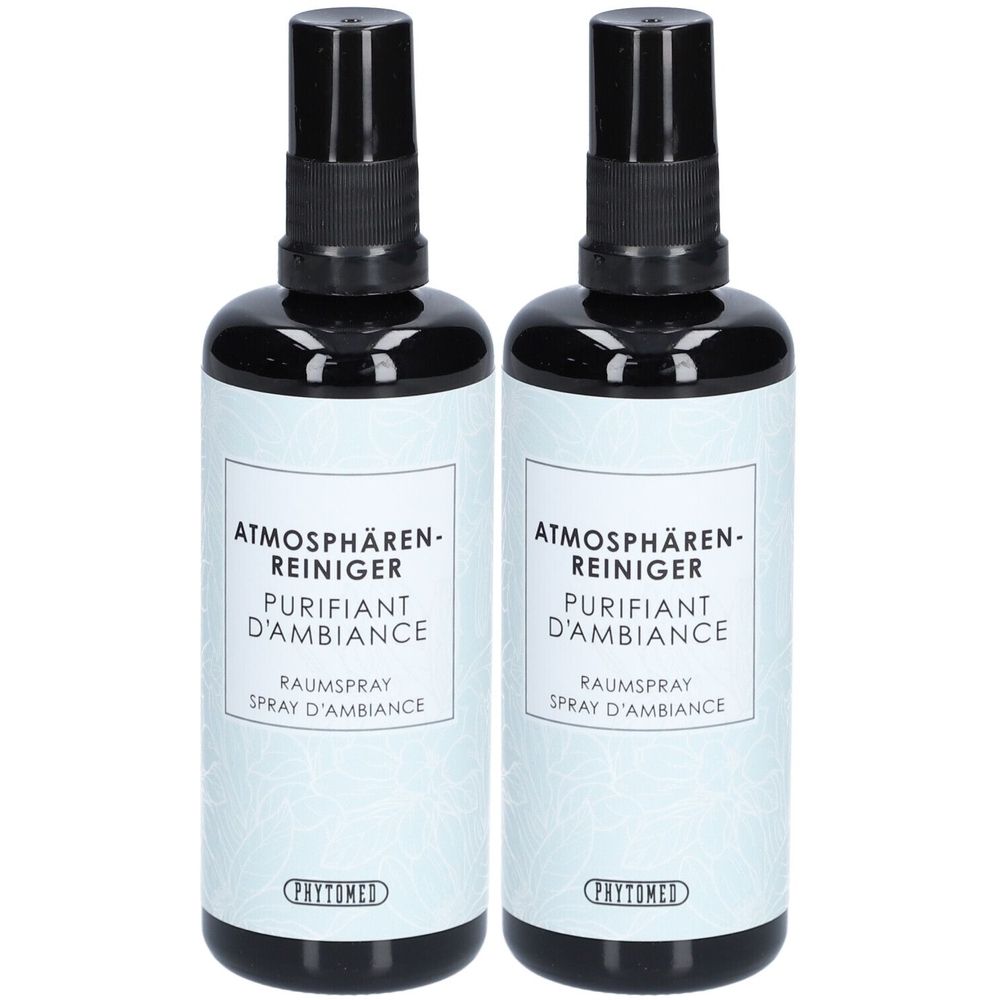 Zwei schwarze Sprühflaschen mit weißem Etikett. Aufschrift: Atmosphärenreiniger, Purifiant d'Ambiance, Raumspray.