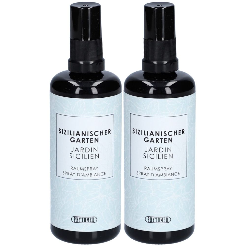 Zwei schwarze Sprühflaschen mit weißem Etikett. Aufschrift: SIZILIANISCHER GARTEN, JARDIN SICILIEN, RAUMSPRAY, SPRAY D'AMBIANCE. Marke: PHYTOMED.