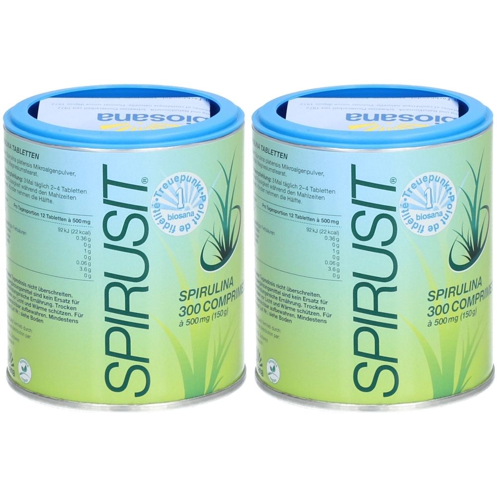 Zwei zylindrische Dosen SPIRUSIT, mit blauem Deckel. Aufschrift SPIRULINA 300 COMPR. Sichtbar: biosana, Treuepunkt-Logo.