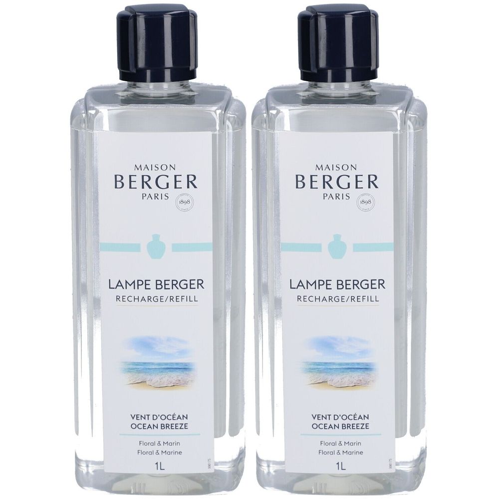 Zwei rechteckige Flakons mit schwarzem Verschluss. Auf Etiketten: Maison Berger Paris, Lampe Berger, Vent d'Océan Ocean Breeze, 1L.