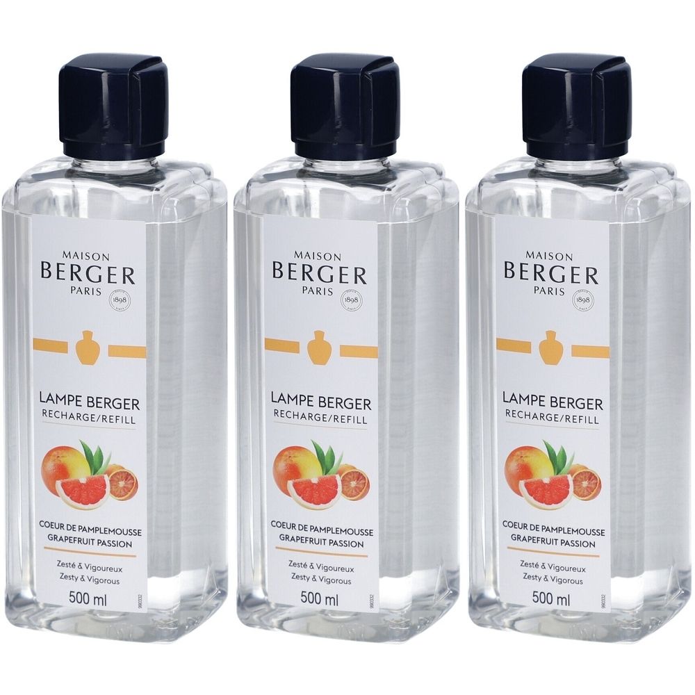 Drei Flaschen Lampe Berger Nachfüllpack. Klare Flüssigkeit, schwarzer Deckel. Etikett mit Produktname und Grapefruit-Abbildung.