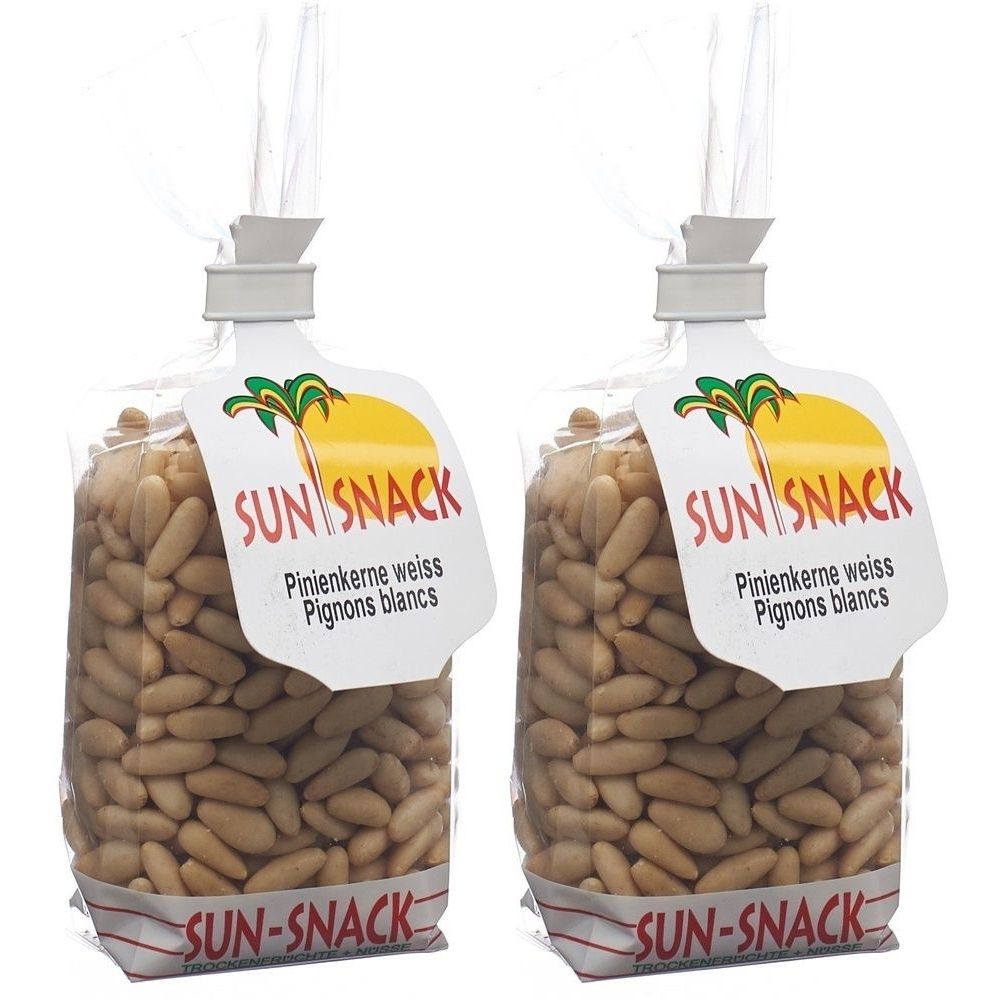 Zwei Beutel SUN SNACK Pinienkerne. Klare Verpackung mit weißem Etikett. Aufschrift: Pinienkerne weiss, Pignons blancs.