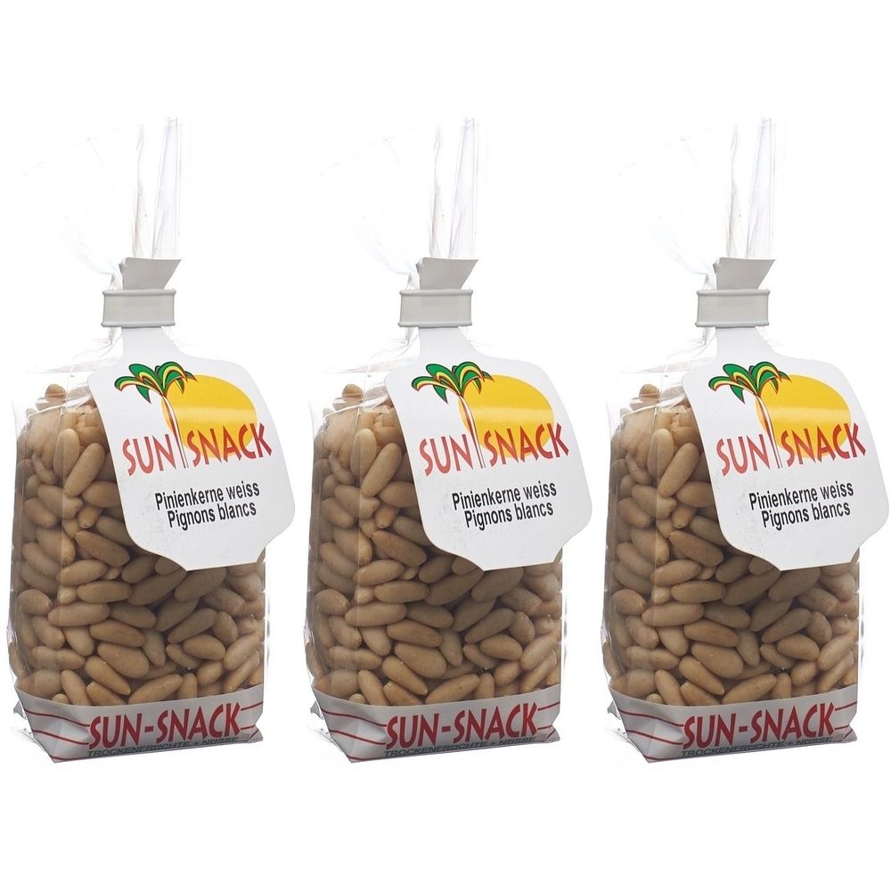 Drei transparente Beutel mit Pinienkernen. Jeder Beutel hat ein Etikett mit dem Logo SUN SNACK und der Aufschrift Pinienkerne weiss.