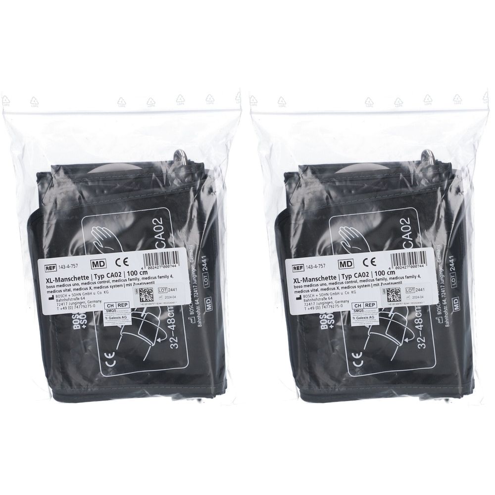 Zwei schwarze Manschetten in transparenten Beuteln. Aufdrucke: XL-Manschette Typ CA02, 100 cm, 32-48 cm. CE-Kennzeichnung.