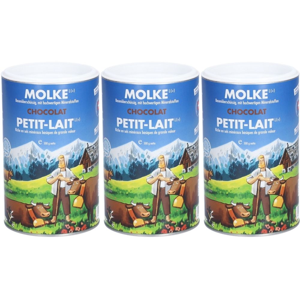 Drei Dosen Molke Petit-Lait Chocolat. Blaue Dosen mit weißem Deckel, Illustration von Kuh, Mann und Berglandschaft.