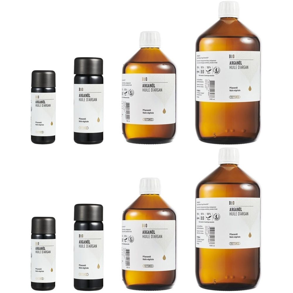 Mehrere Flaschen mit brauner Flüssigkeit. Aufschrift: BIO ARGANÖL HUILE D'ARGAN. Verschiedene Größen, weiße Etiketten, schwarze Deckel.