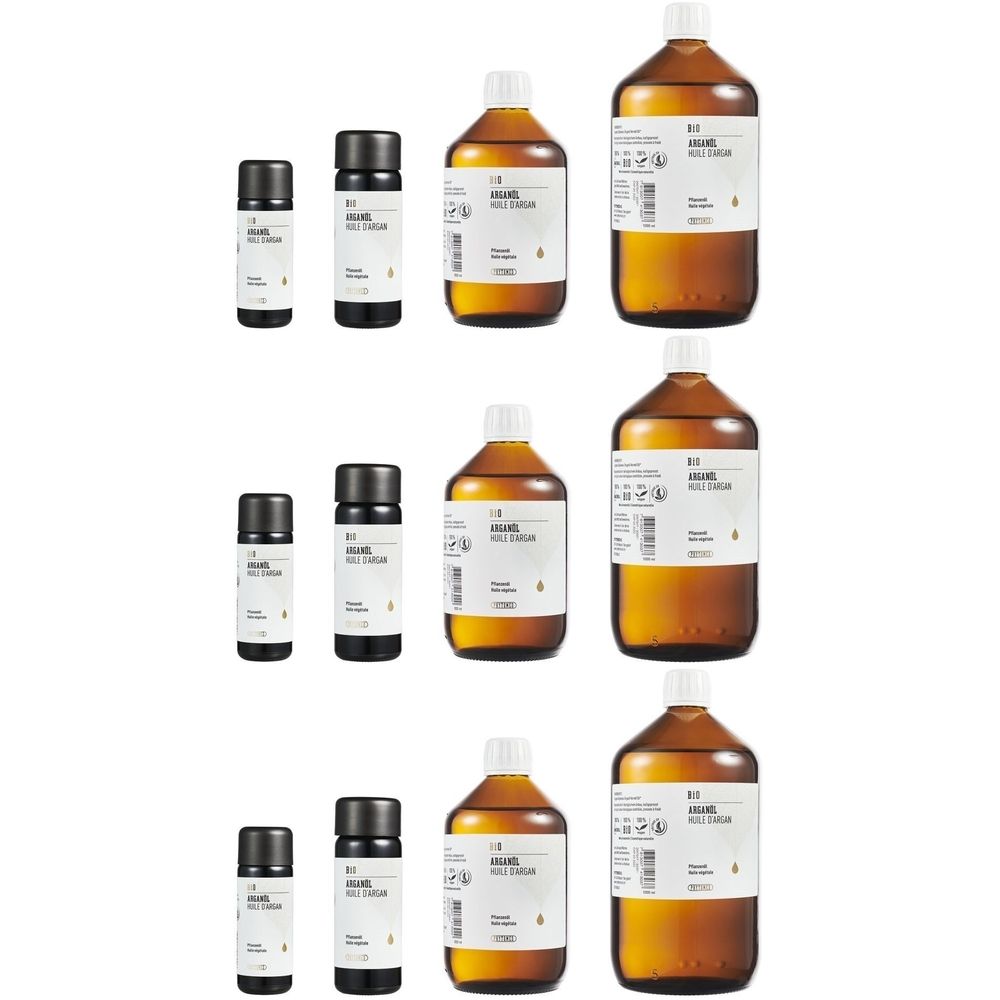 Mehrere Flaschen und kleine Fläschchen. Braune Glasflaschen mit weißen Etiketten und schwarzen Deckeln. Kleine Fläschchen mit schwarzem Deckel.