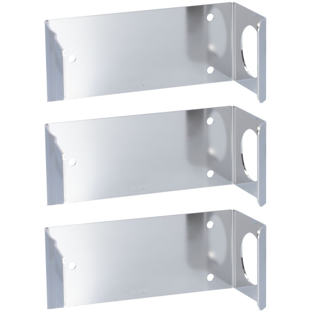 Drei metallische Wandhalterungen mit Flaschenhalsöffnung. Eckige Form, silberfarben, mit Bohrungen.