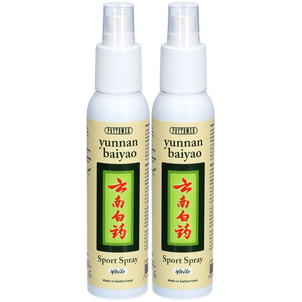 Zwei weiße Sprühflaschen mit Etiketten. Aufschrift: Yunnan Baiyao Sport Spray White. Hergestellt in der Schweiz.