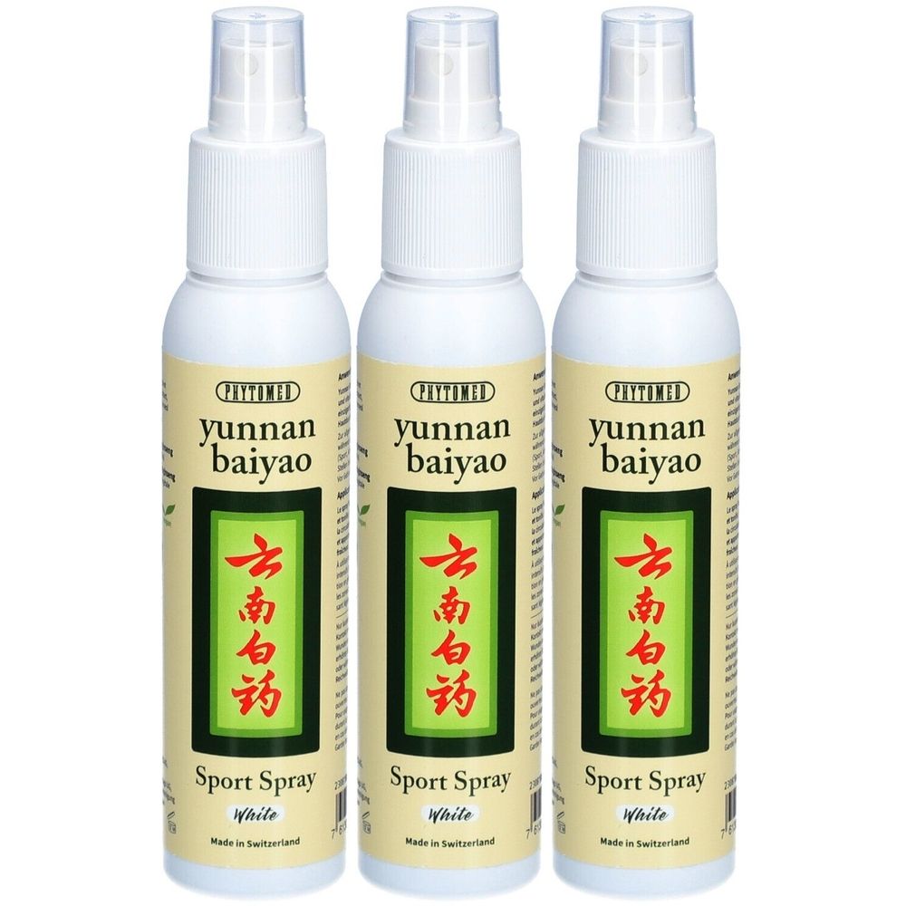 Drei weiße Sprühflaschen mit Etiketten. Aufschrift: Yunnan Baiyao Sport Spray White. Grünes Etikett mit chinesischen Schriftzeichen.