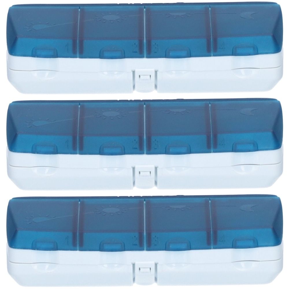 Drei weiße Tablettenspender mit blauen Deckeln. Jeder Spender hat vier Fächer und einen Schnappverschluss.