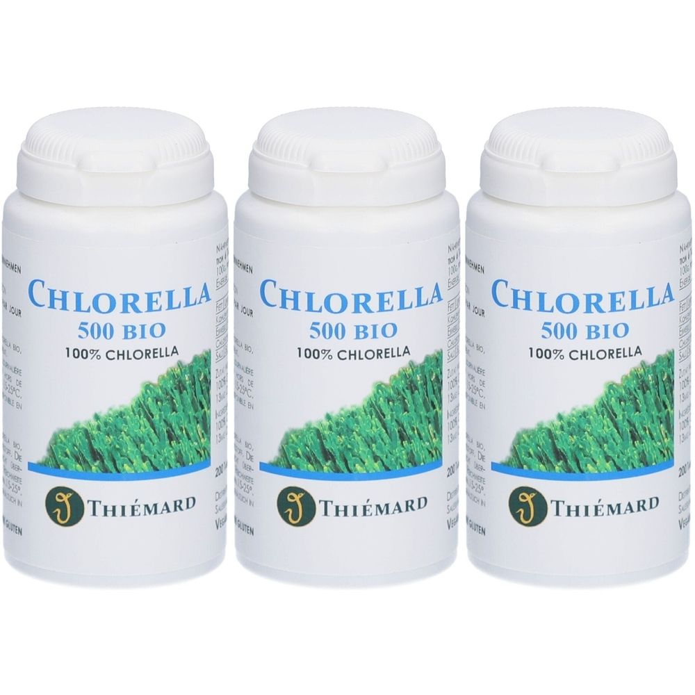 Drei weiße Flaschen mit Chlorella-Kapseln. Aufschrift: Chlorella 500 BIO, 100% Chlorella. Marke: THIÉMARD.