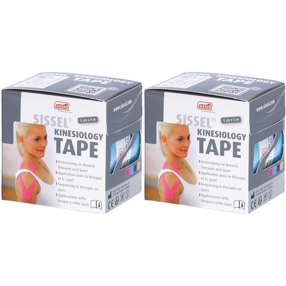 Zwei quadratische Kartons. Aufschrift: SISSEL Kinesiology Tape, 5 cm x 5 m. Abbildung einer Frau mit Tape. CE-Kennzeichnung.