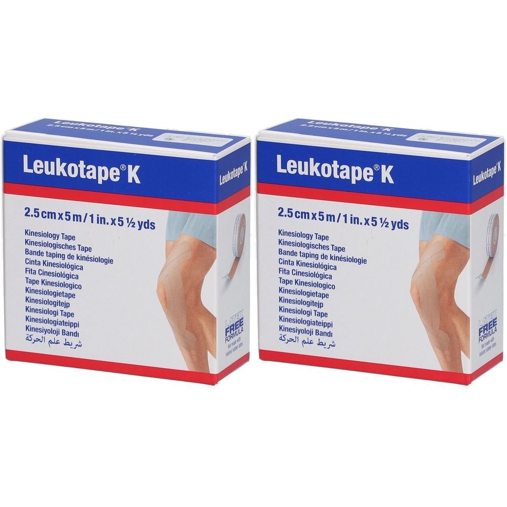Deux boîtes de Leukotape K. Inscription : 2,5 cm x 5 m. Ruban de kinésiologie. Fond bleu et blanc. Illustration d'un genou.