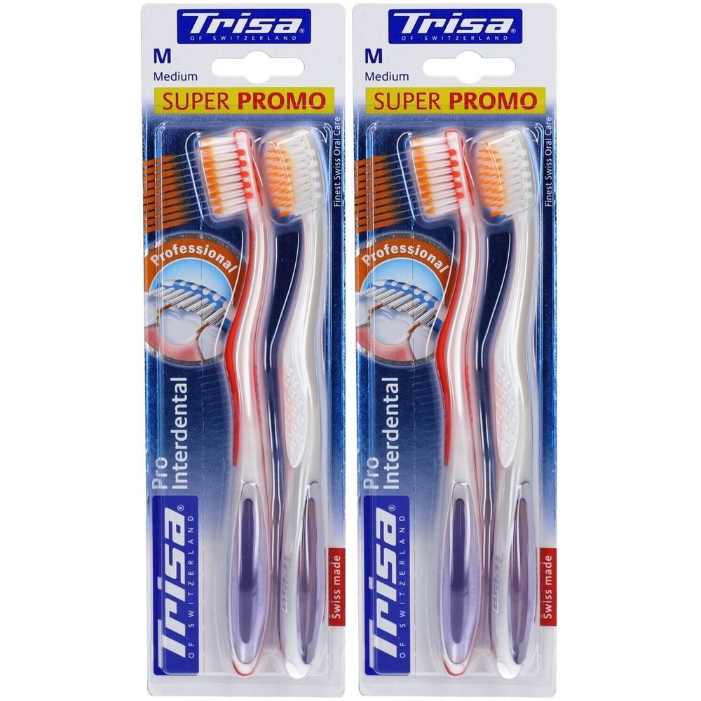 Zwei Zahnbürsten in Blisterverpackung. Marke Trisa, Modell Pro Interdental. Medium-Borsten, orangefarbene Borstenköpfe, rote und weiße Griffe.