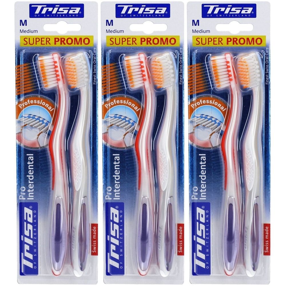 Trois brosses à dents emballées. Marque Trisa, modèle Pro Interdental. Soies moyennes. Soies oranges, tête blanche, manche rouge et violet.