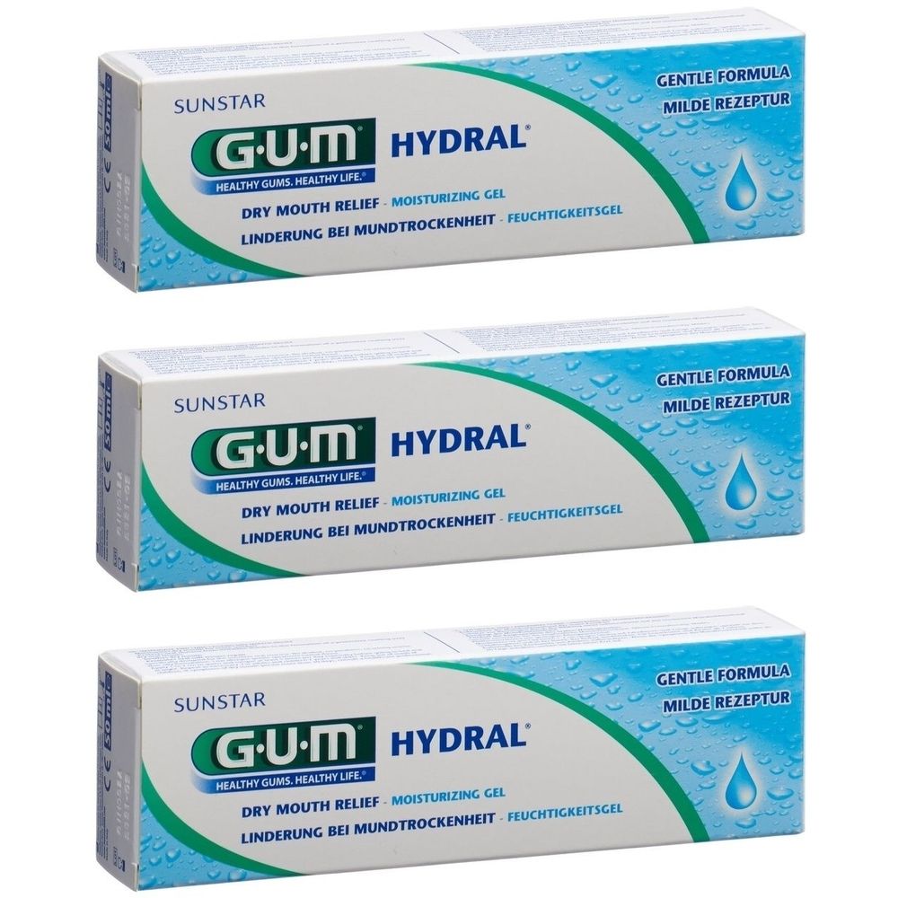 Drei Packungen GUM Hydral Feuchtigkeitsgel. Weiße Schachteln mit blau-grüner Grafik und Produktinformationen. Schriftzug: GUM Hydral.