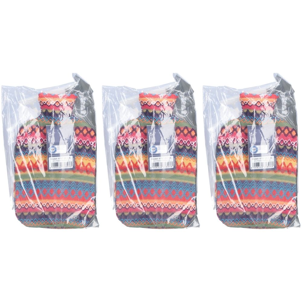 Trois bouillottes dans des emballages plastiques. Motifs colorés, étiquettes. Textiles visibles.