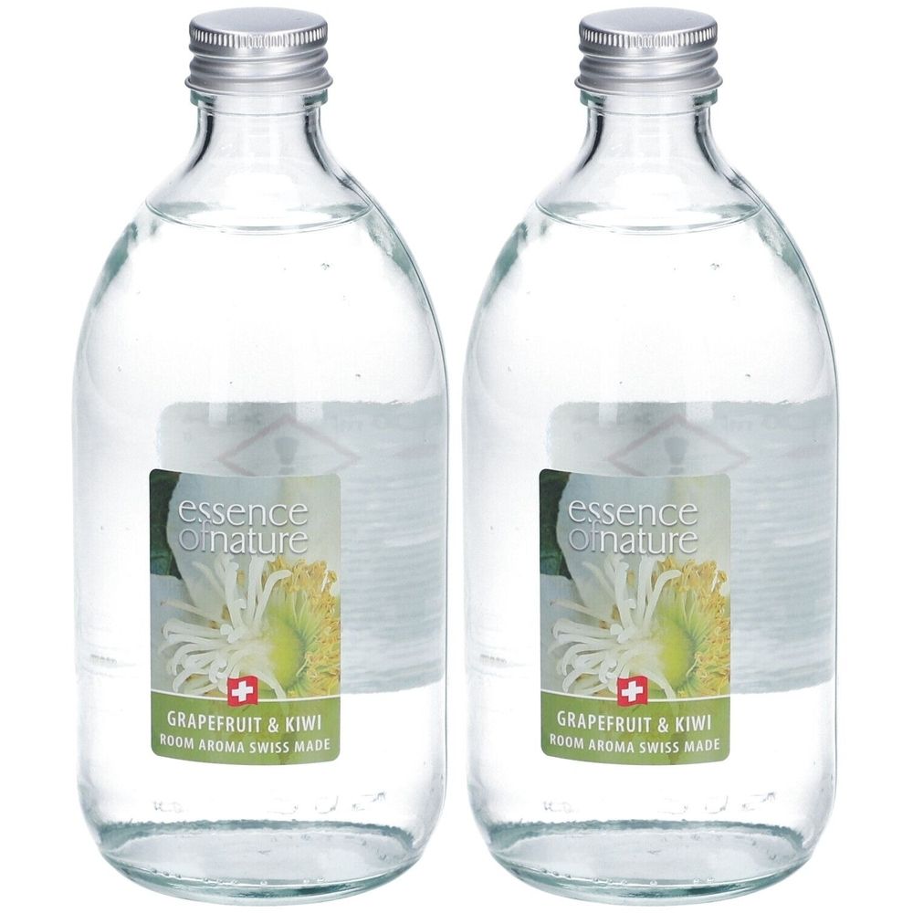 Zwei Glasflaschen mit silbernen Verschlüssen. Etiketten mit floralem Design und Text: Grapefruit & Kiwi, Room Aroma Swiss Made. Marke: essence of nature.