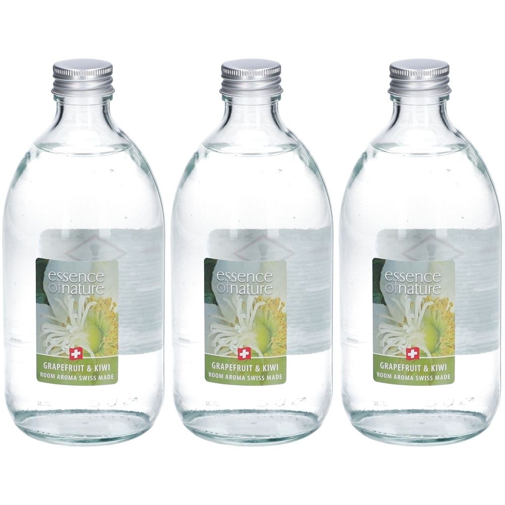 Drei Glasflaschen mit silbernen Verschlüssen. Etiketten mit Produktnamen und Logo. Aufschrift: Grapefruit & Kiwi, Room Aroma Swiss Made.