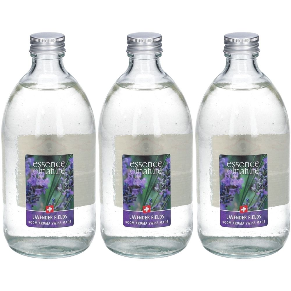 Drei Glasflaschen mit silbernen Verschlüssen. Etiketten zeigen Lavendel-Abbildung und Text: Essence of Nature, Lavender Fields, Swiss Made.