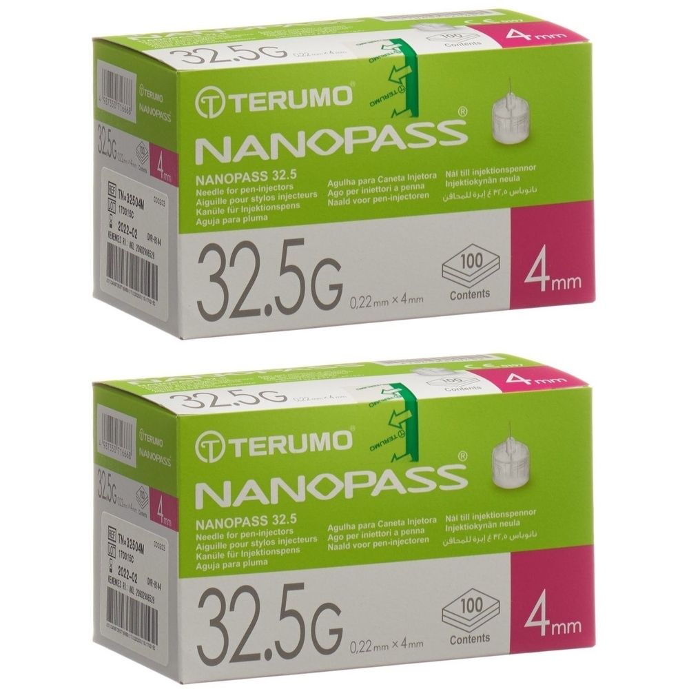Zwei grüne Schachteln mit der Aufschrift TERUMO NANOPASS 32.5G. Auf jeder Schachtel steht 100 Stück und 4 mm.