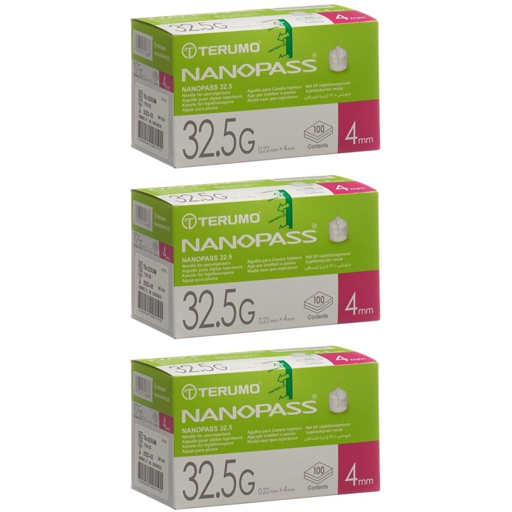 Drei grüne Schachteln mit der Aufschrift "TERUMO NANOPASS 32.5G 4mm". Jede Schachtel enthält 100 Stück.