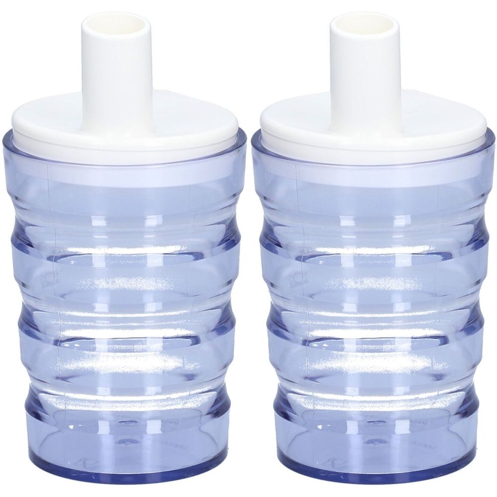 Zwei transparente Trinkbecher mit Rillen, weißem Deckel und Trinkaufsatz.