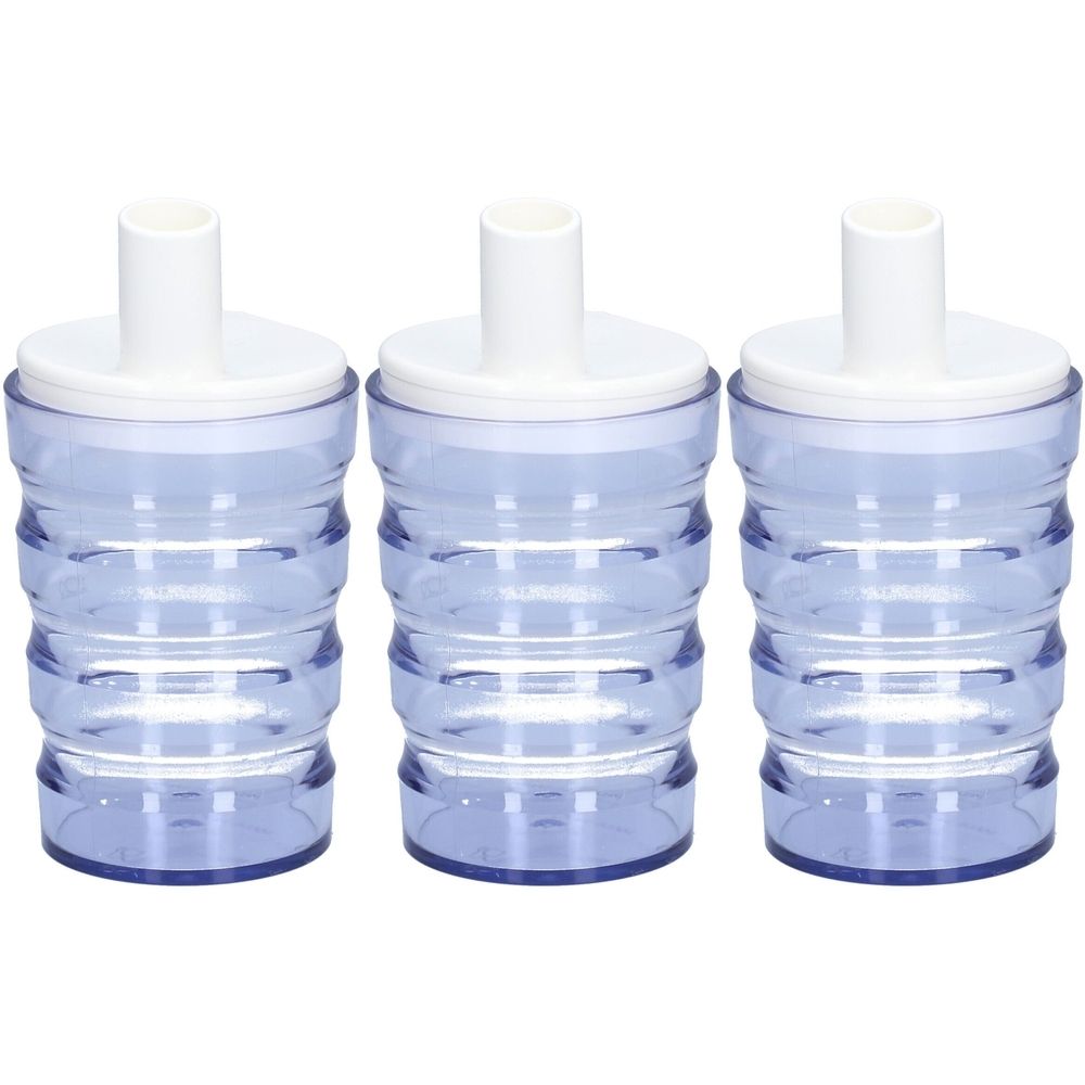 Drei transparente Trinkbecher mit geriffelter Oberfläche und weißem Deckel. Jeder Becher hat einen weißen Ausguss.