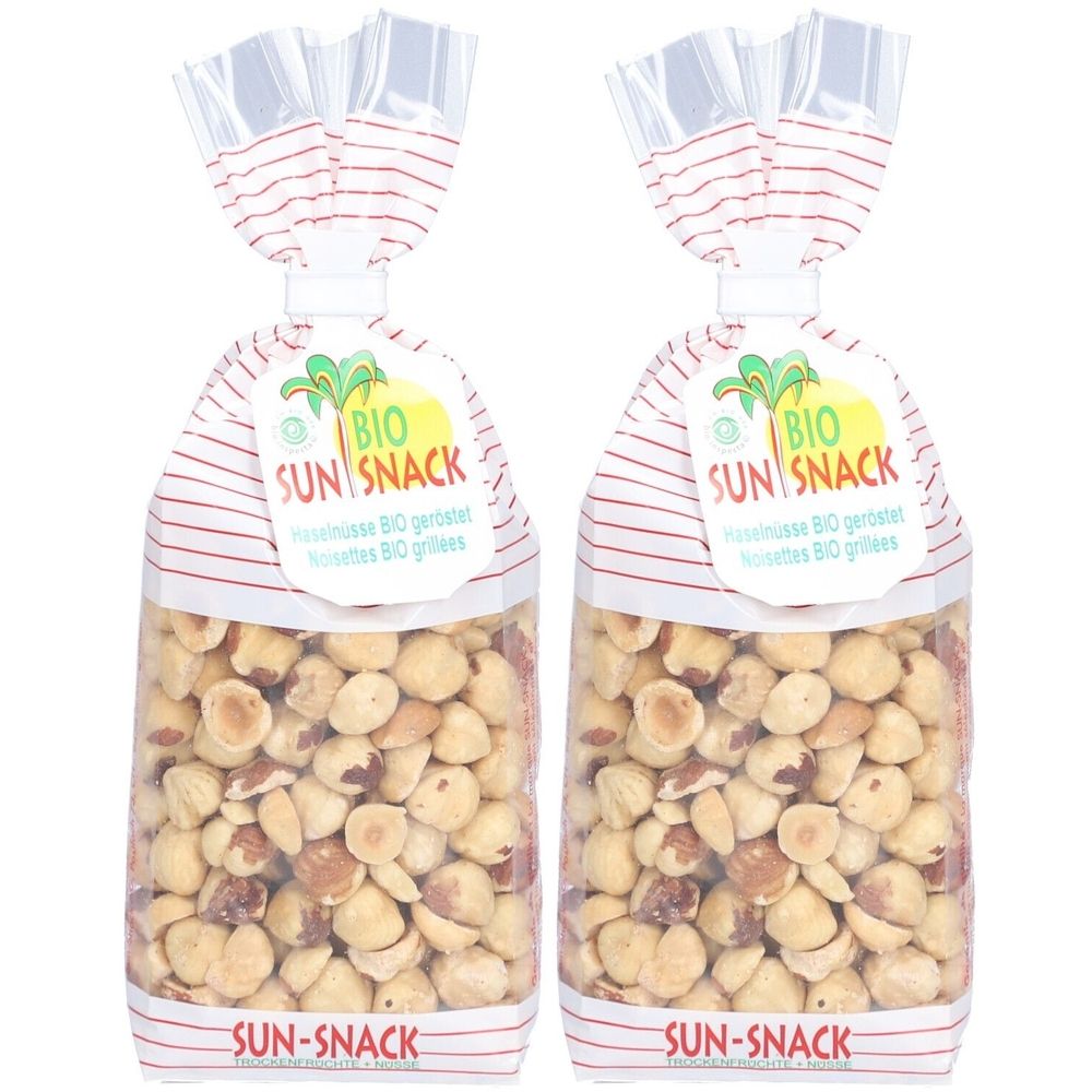 Zwei Beutel SUN SNACK Bio-Haselnüsse, geröstet. Transparente Verpackung mit rotem Streifenmuster. Aufdruck: BIO SUN SNACK.