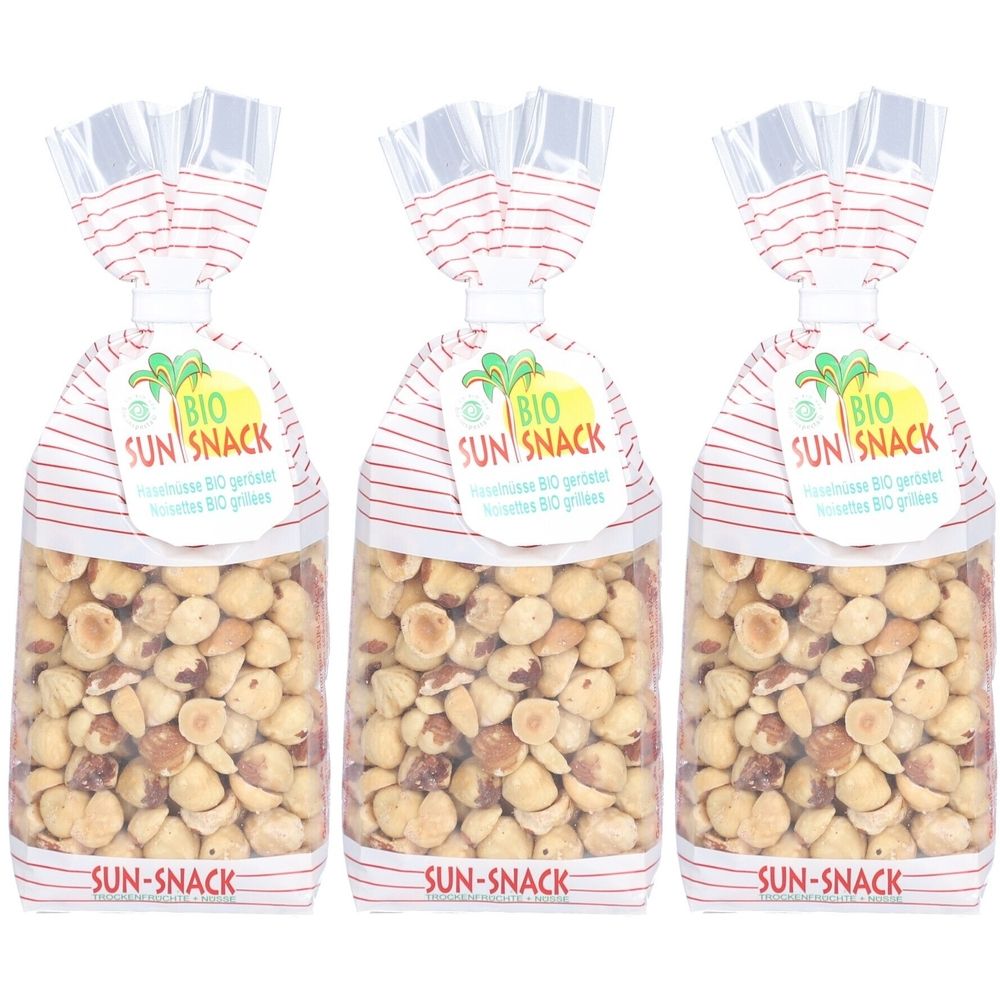 Drei Beutel SUN SNACK Bio-Haselnüsse. Klarsichtbeutel mit rot-weiß gestreiften oberen Teil. Aufdruck: BIO SUN SNACK.