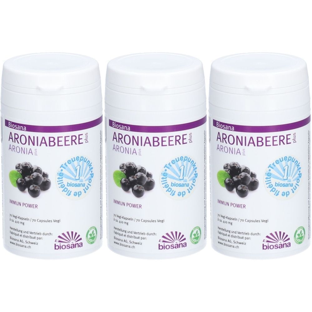 Drei weiße Flaschen mit lila Etiketten. Auf den Etiketten steht "Biosana Aroniabeere plus". Abbildung von Aroniabeeren.