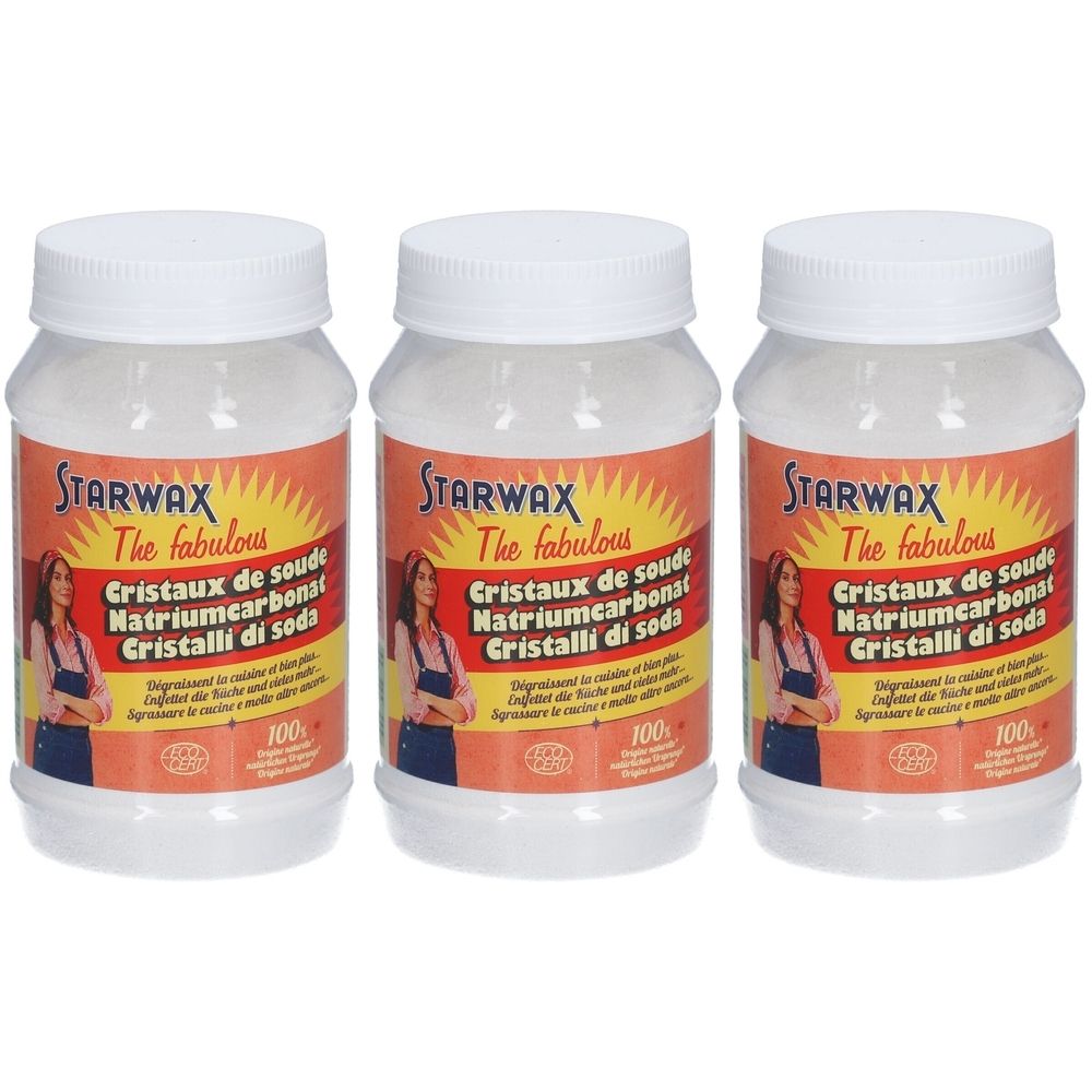 Drei weiße Kunststoffbehälter mit Schraubdeckel. Aufkleber mit Produktnamen und Frau. Text: Cristaux de soude, Natriumcarbonat.