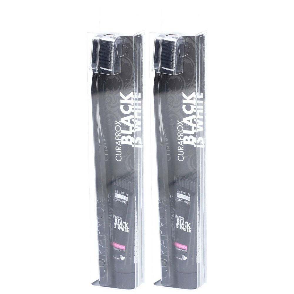 Zwei Zahnbürsten in transparenter Verpackung. Auf der Verpackung steht "CURAPROX BLACK IS WHITE". Die Bürsten haben schwarze Borsten.