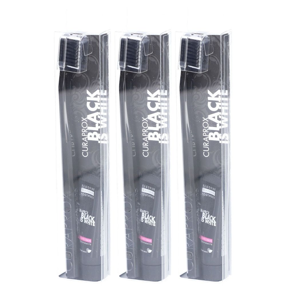 Drei Zahnbürsten in transparenten Verpackungen. Aufdruck: CURAPROX BLACK IS WHITE.